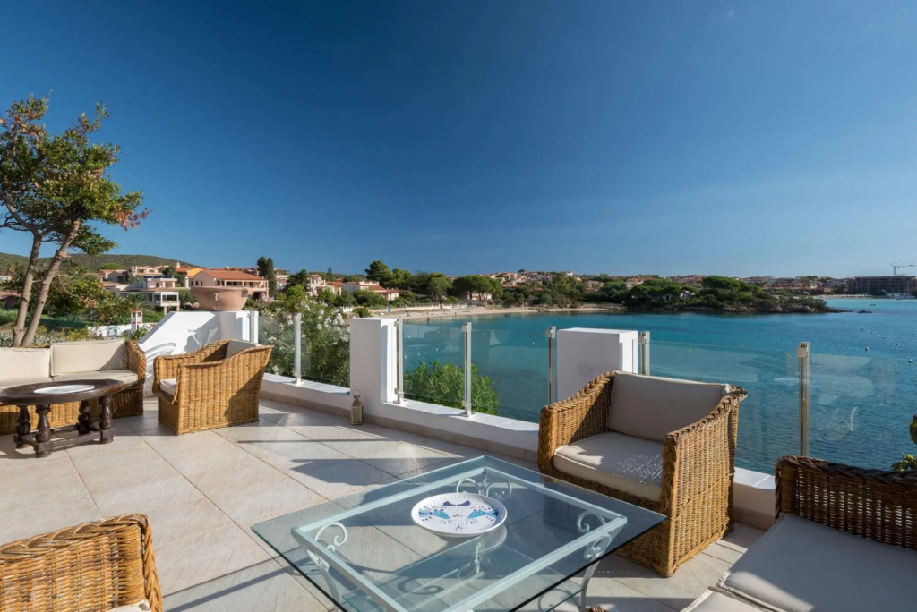 An independent villa of 250 square meters, is divided into 3 levels where the ground floor is the ma-VILLA BIANCA