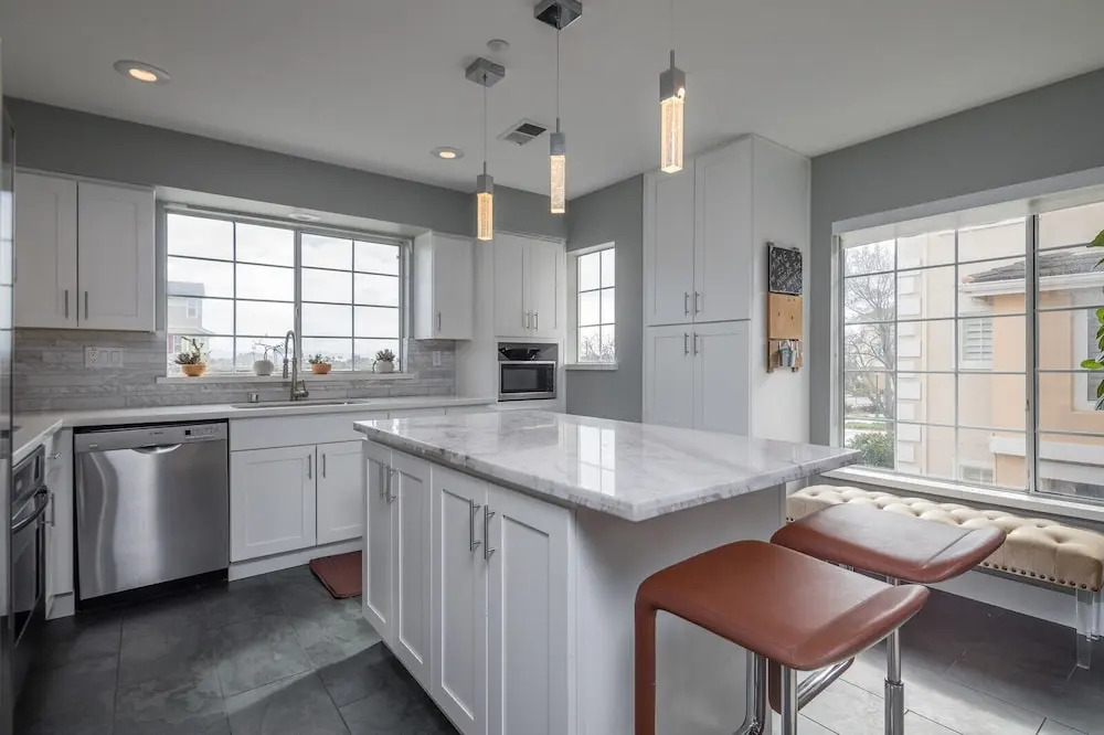 Posh Waterfront - 3 Br Condo