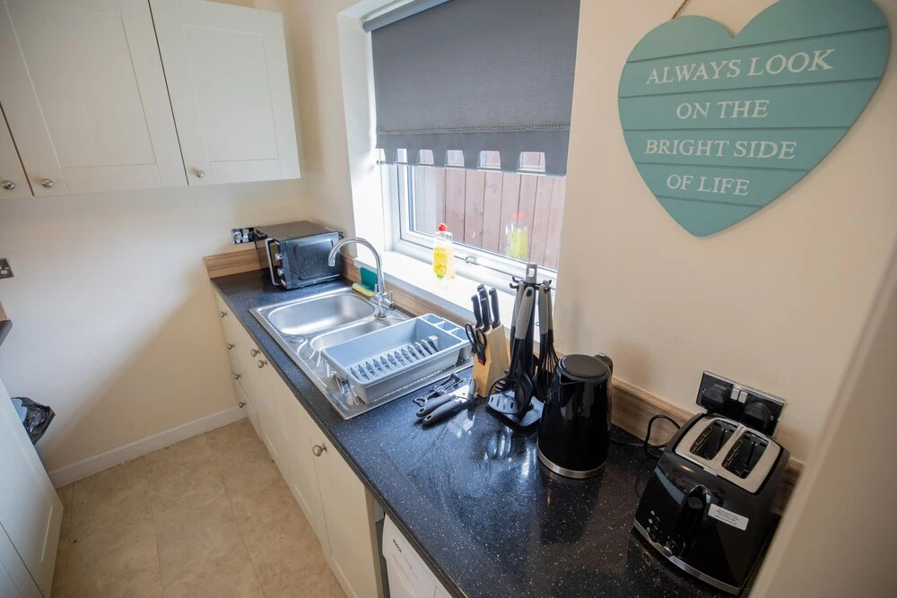 5star Serviced Homes- Free Wifi & Parking, Office