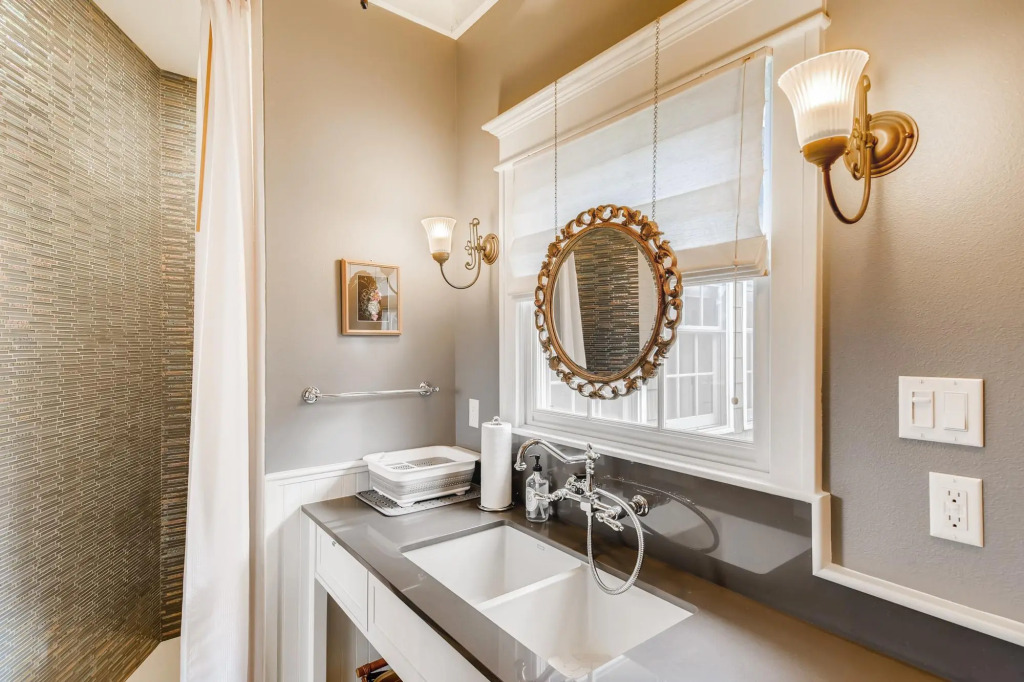 Texas Capitol Loft - 30 Day or More Rental - by PMI Austin Metro