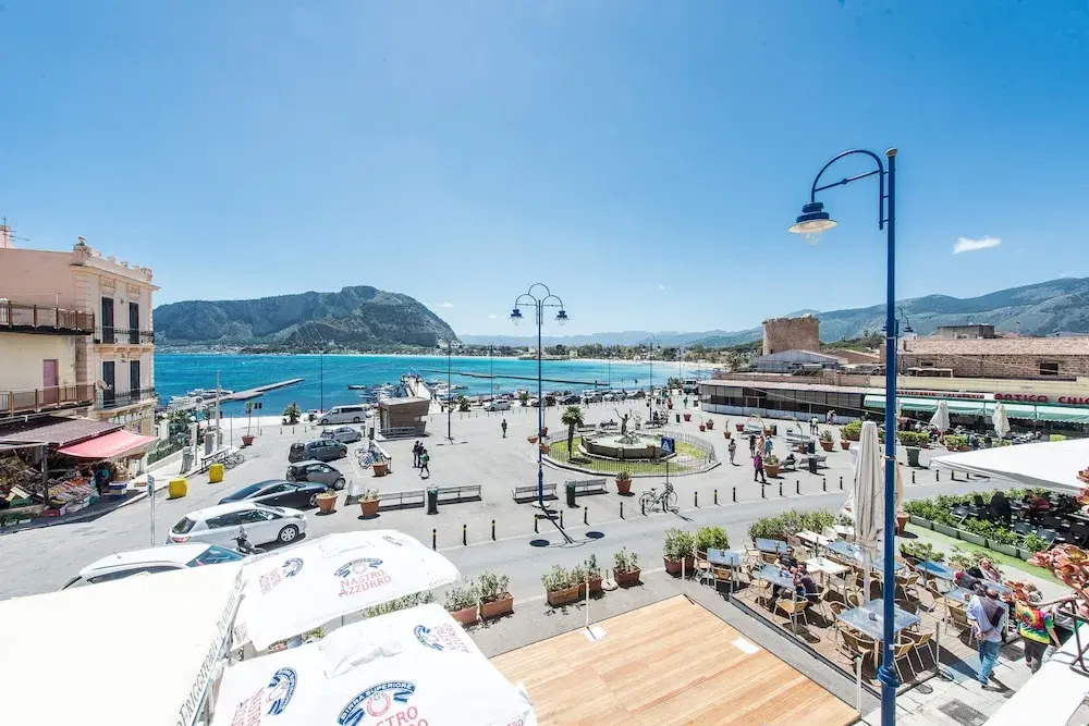 Casetta Vista Mare in Piazza a Mondello by Wonderful Italy