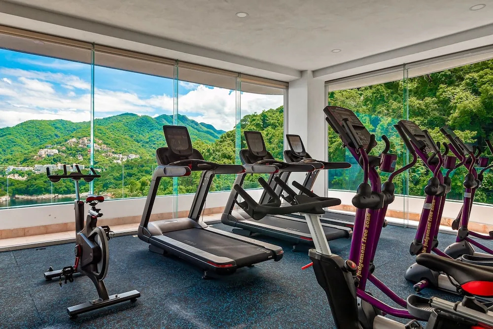 Stunning Oceanfront Apartment With Breathtaking Views and Luxurious Amenities