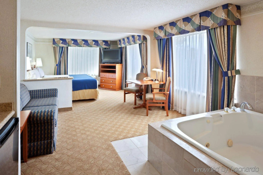 Holiday Inn Express & Suites Tacoma by IHG