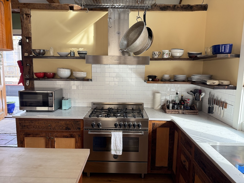 Magical Post And Beam Loft Downtown Newport! 2 Bedroom Apts