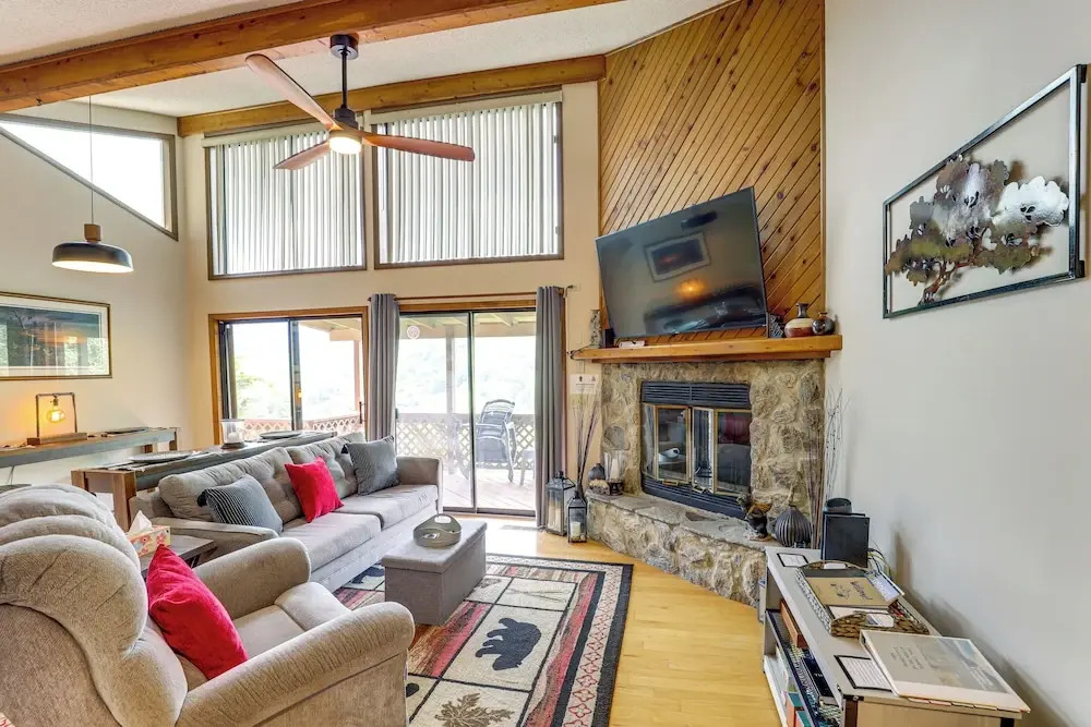 Maggie Valley Mountain Escape w/ Fireplace & Deck!