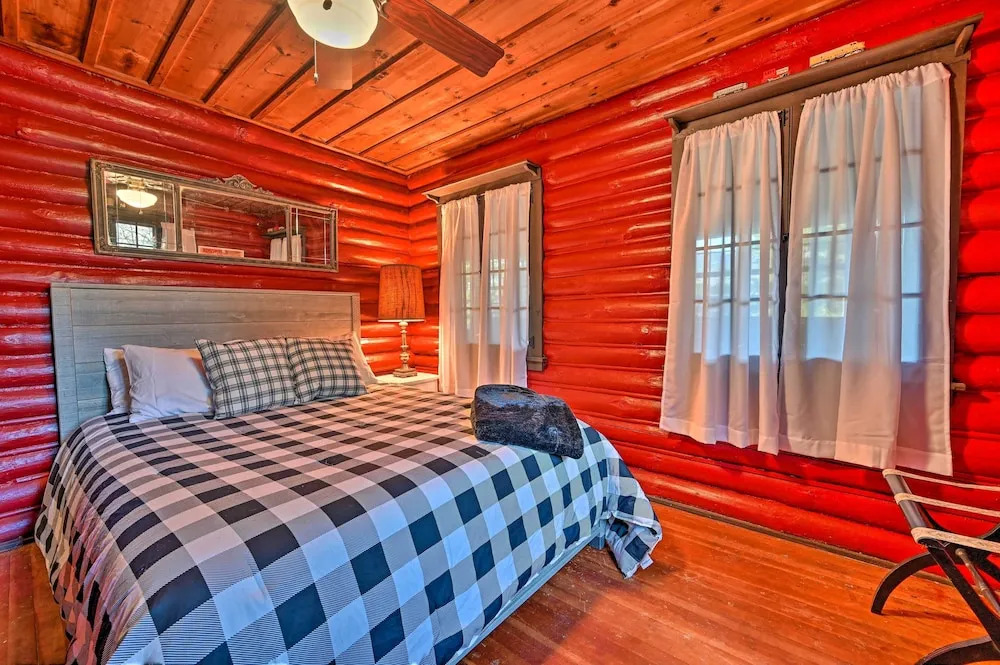 Log Cabin in Wilmington w/ New Hot Tub By Skiing!