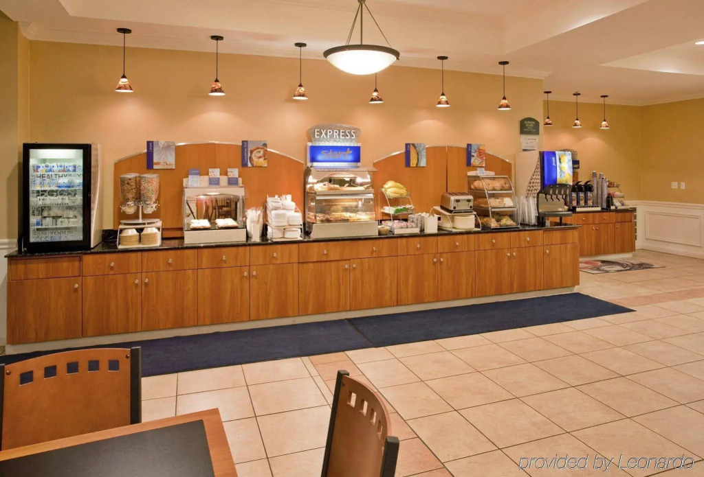 Holiday Inn Express Hotel & Suites Wichita Airport by IHG