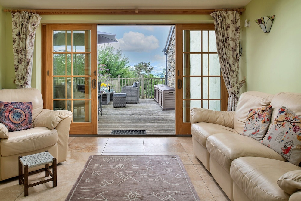 Cottage in Conwy With Hot Tub & Mountain Views