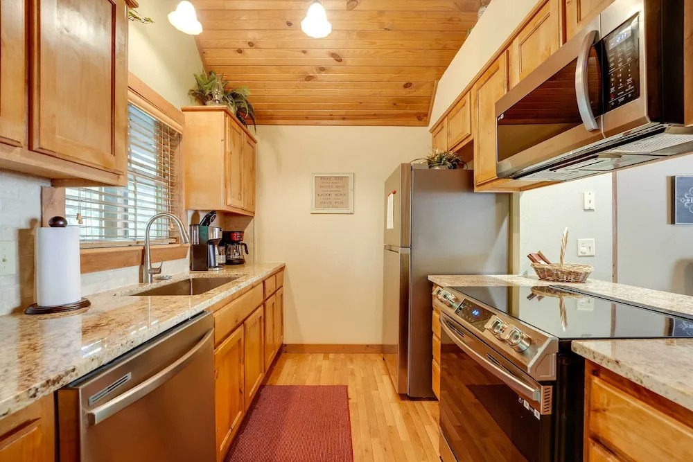 Screened Deck: Cozy Branson West Cabin!