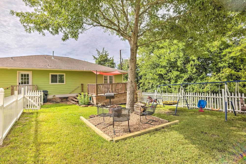 'the Gathering Place' Brenham Home on 6 Acres