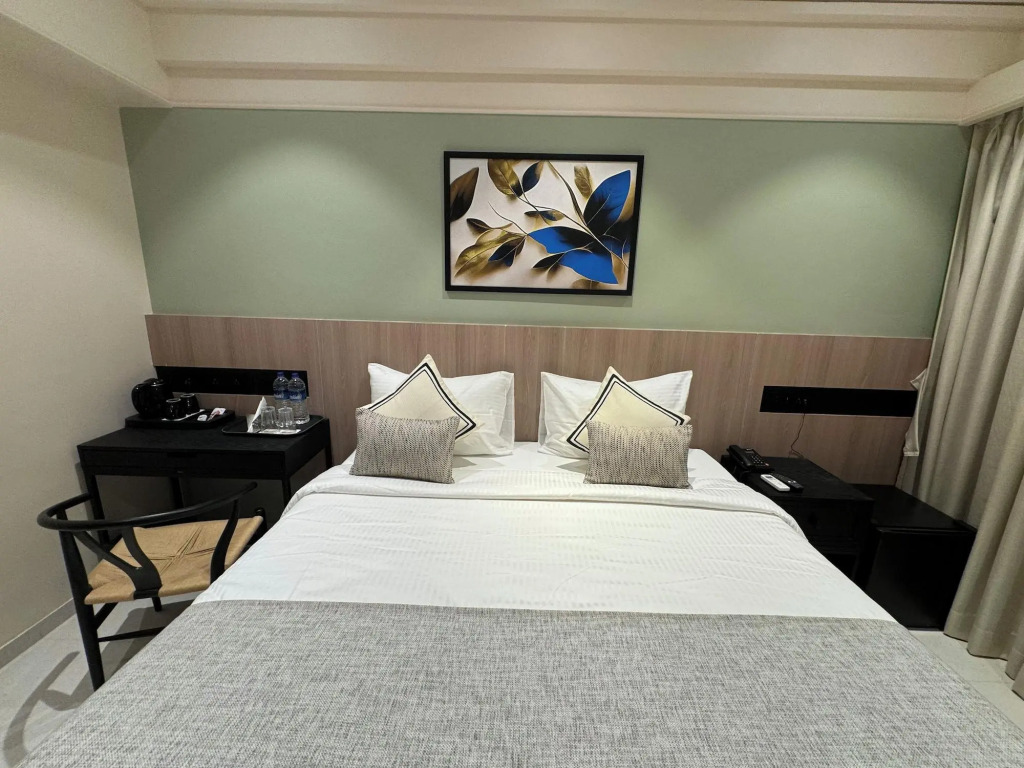 Hotel Mumbai House, Valnai Malad