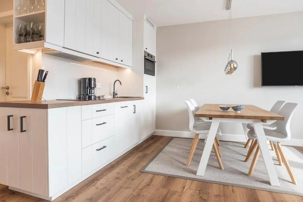 Hochwertig möblierte 2-Zimmer-Wohnung mit Balkon