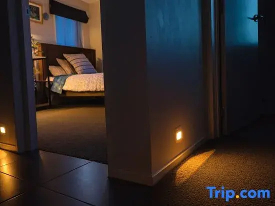 Stylish Suite Near Airport | Pvt Bath + Parking