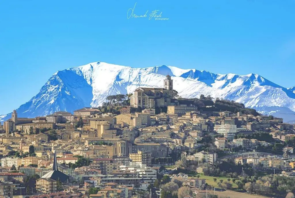 MarcheAmore - Bottega di Giacomino for art lovers, with private courtyard