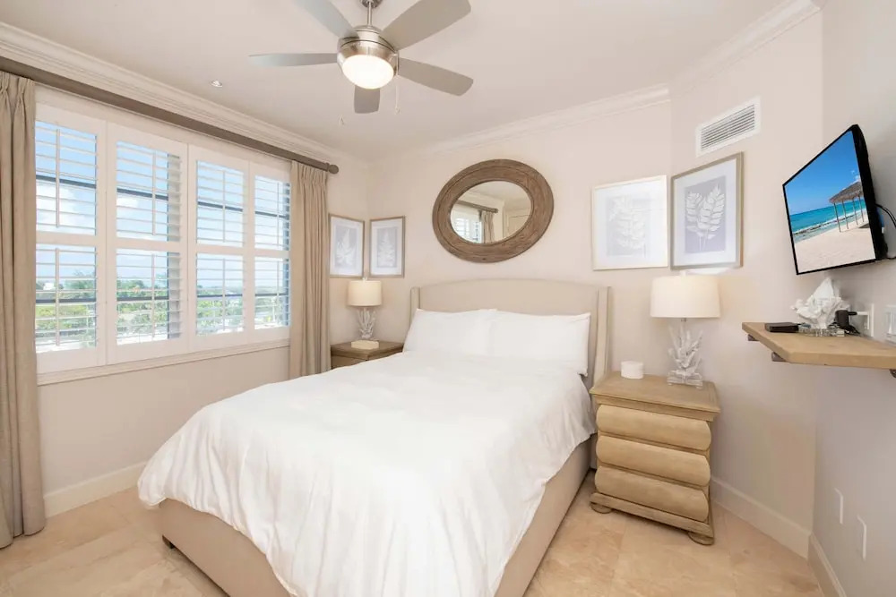 Seabreeze 8 - Luxury 4-bedroom on Seven Mile Beach