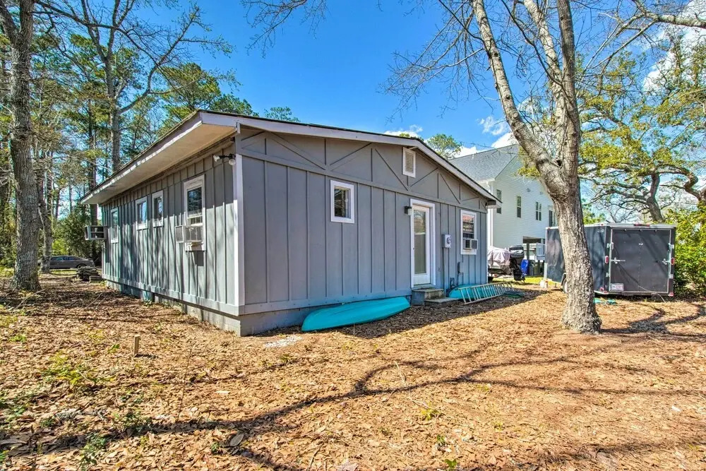Sunny Oak Island Retreat - 3 Blocks to Beach!