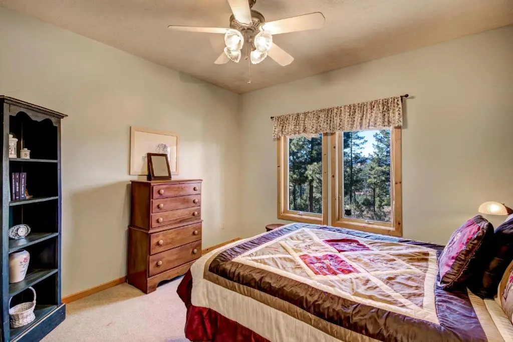 Blue Lake Lodge, 7 Bedrooms, Sleeps 18, Pet Friendly, Hot Tub, Views