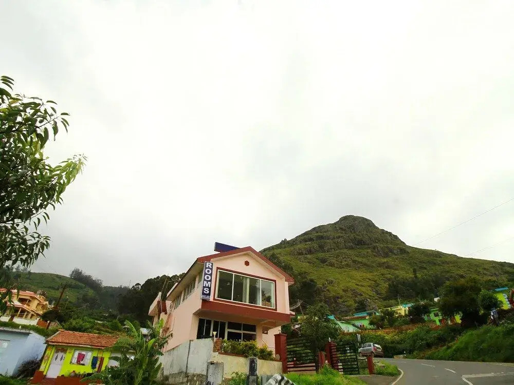 OYO 15479 Vista Suites Kalatty