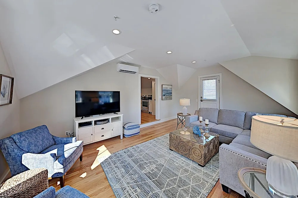 Lavish : Amazing Locale Near Dining & Beach 1 Bedroom Condo