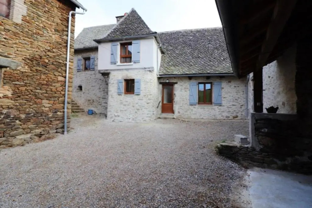 Villa spacieuse à Vieillevie avec piscine privée - 180 m²