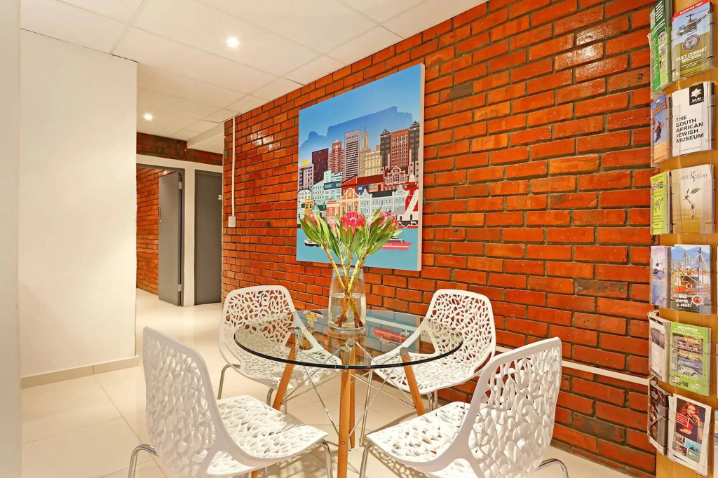 Happy Rhino Hotel