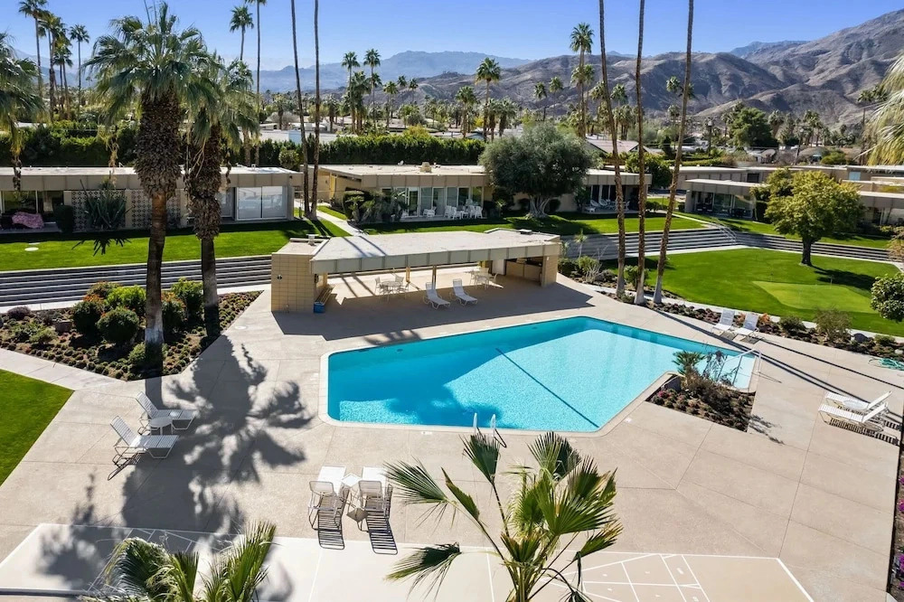 Mid-mod Krisel Getaway Walkable on El Paseo