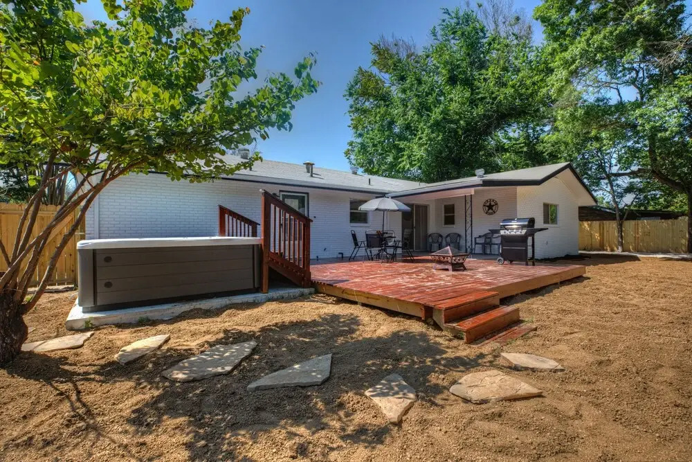 New! Charming House w/ Hot Tub, Grill & Pool Table