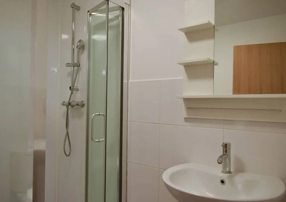 Modern Open Plan 5 Bedroom Home With Garden