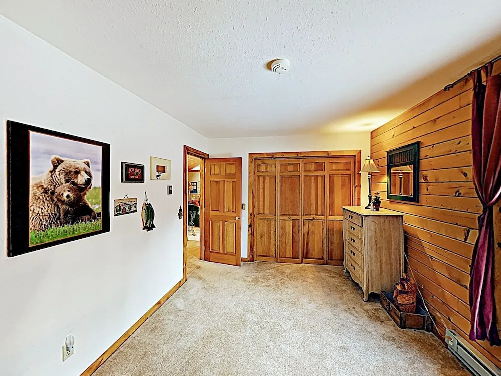 New Listing! Lovely Log Mountain W/ Fireplace 5 Bedroom Home