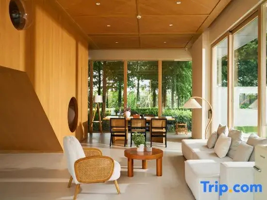 Stray Birds Resort
