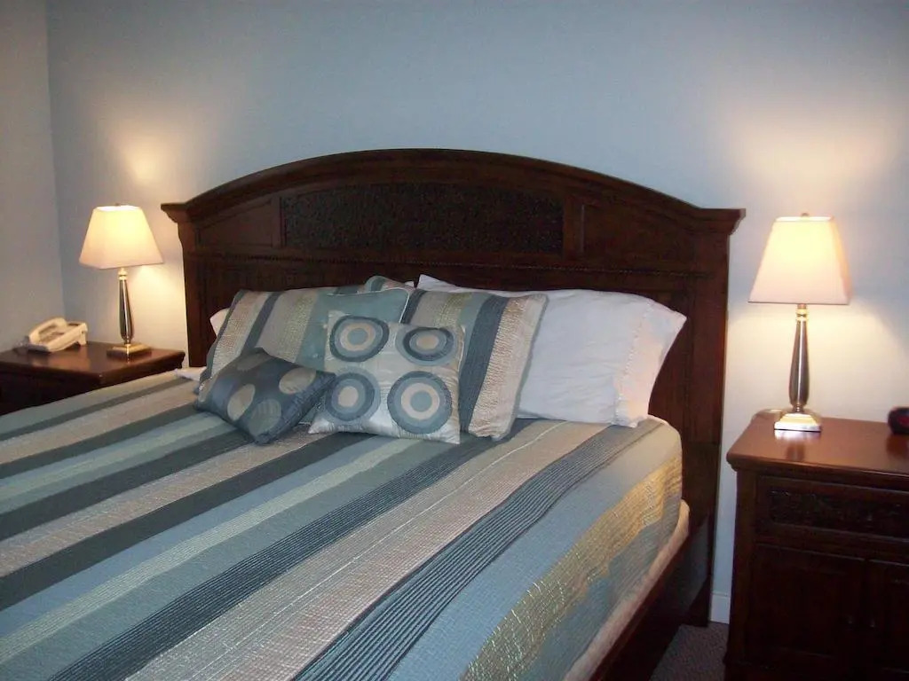 Cozy & Clean Second-Story Suite w/ Kitchenette & Free WiFi - Walk to the Harbor