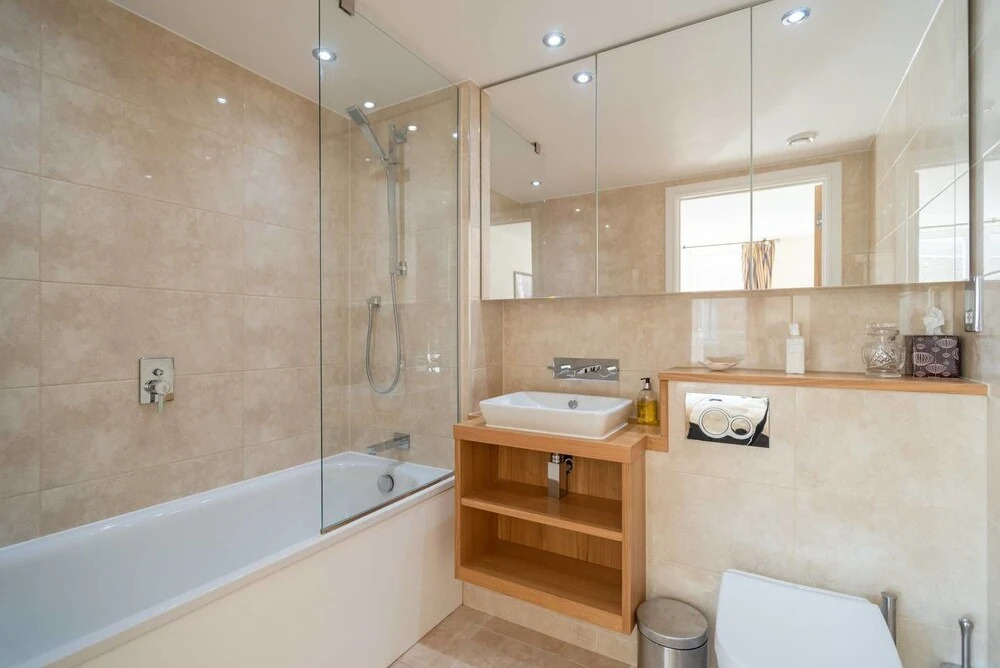 A Beautiful Modern 2 Bedroom Apartment