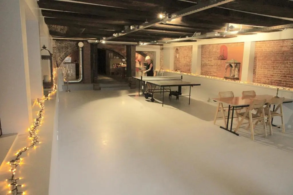 Top-notch space along canal in historic centre