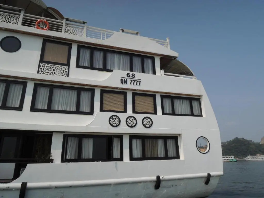 Scarlet Pearl Cruises - Wonder On Lan Ha Bay