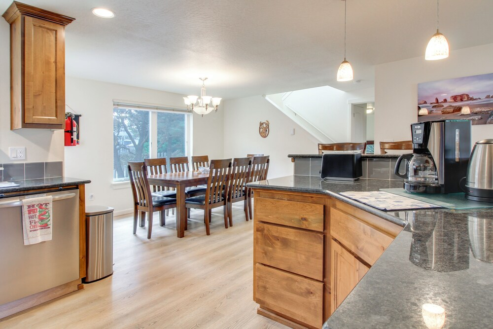 Spacious Bandon Getaway - 2 Blocks to Ocean!