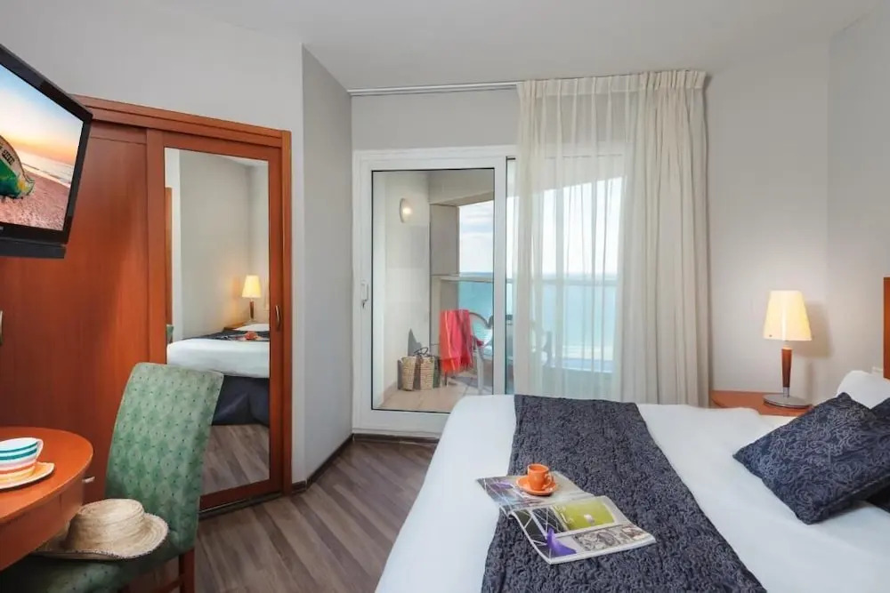Arena Hotel by the Beach