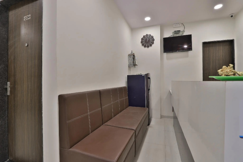 OYO 42957 Hotel Radhanand