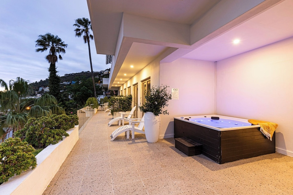 Clifton YOLO Spaces - Clifton White House Villa