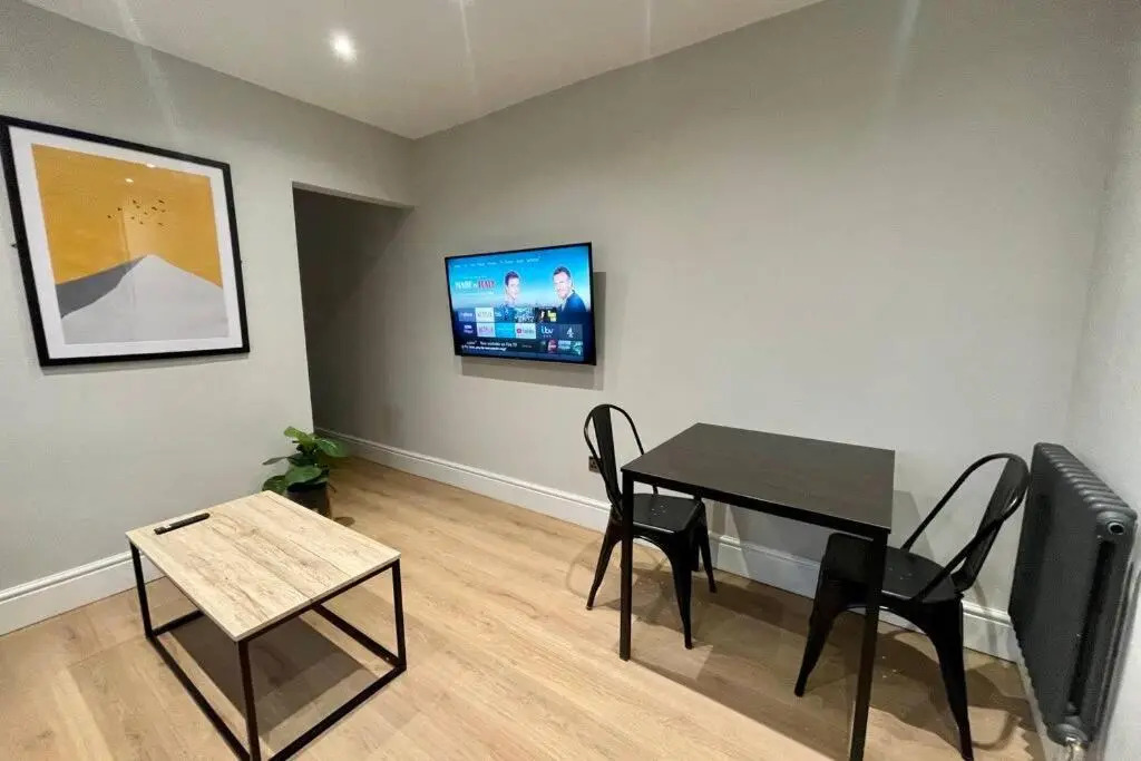 Modern Central Apartment + King Size Bed + Garden