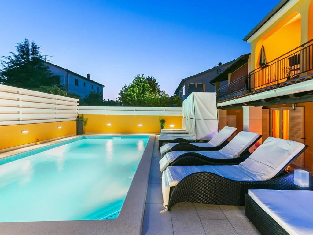 Holiday house with heated pool for up to 12 people near the sea