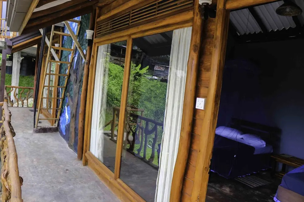 Yoho Okan Rock Wooden Cabana