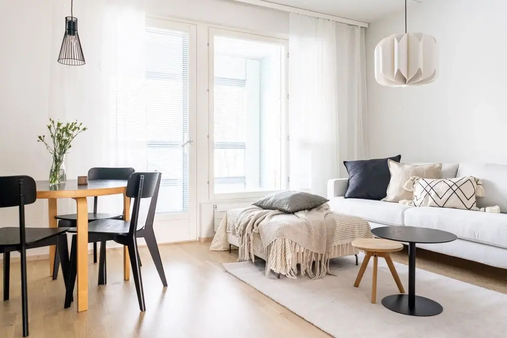 1br apartment with balcony by university