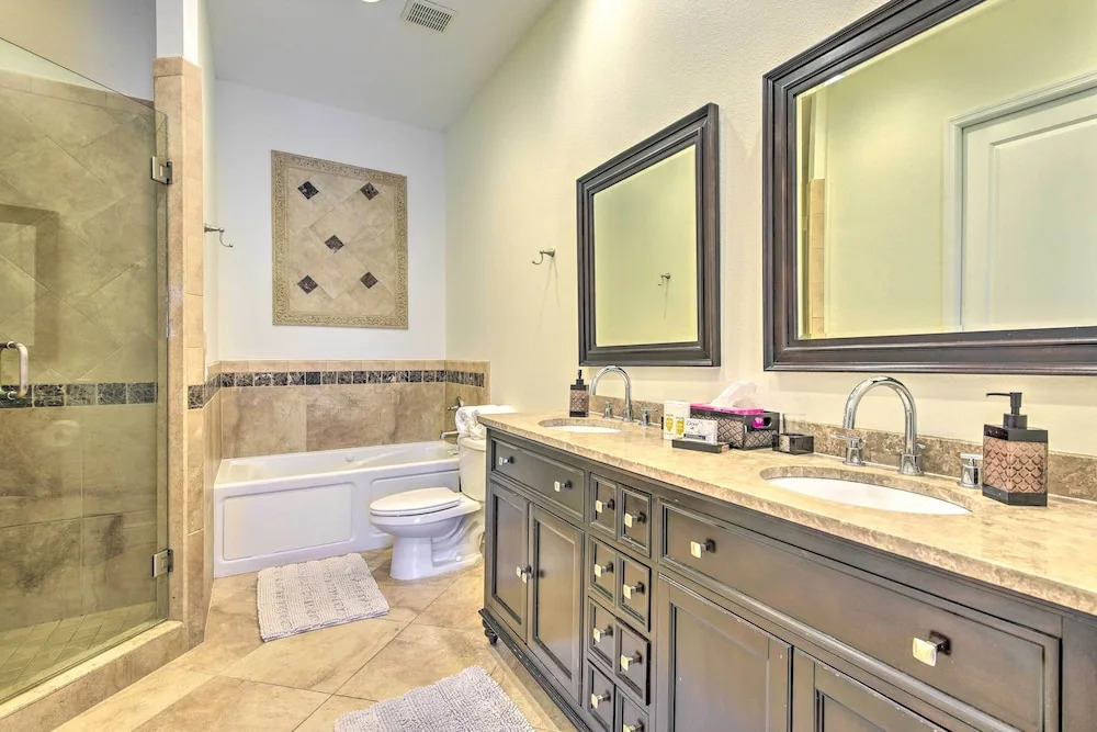 Sunny Sarasota Abode w/ Yard ~ 1 Mi to Dtwn!