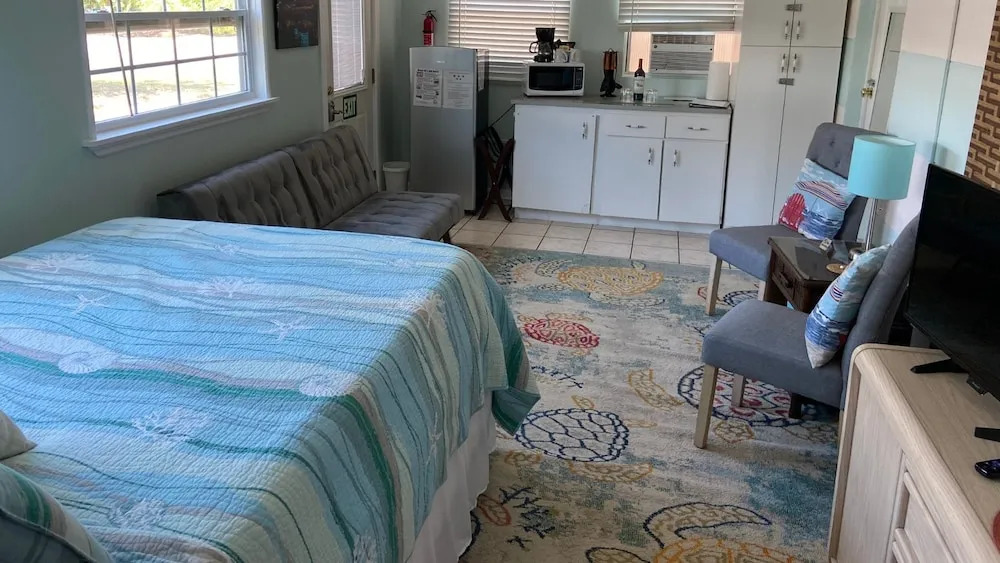 Hibiscus Retreat - Cozy Studio Close to Beach- Shared Hot Tub