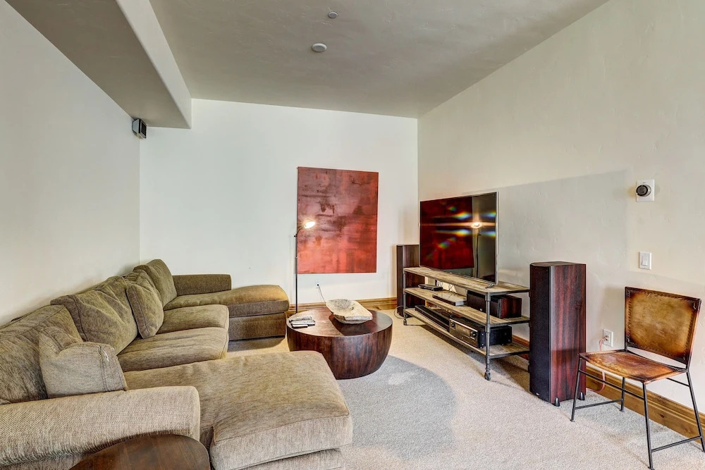 Refined 5 BR Private Home with Private Hot Tub by RedAwning