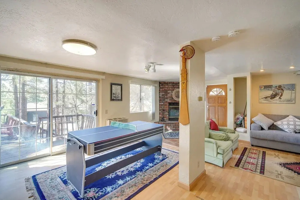 Quaint Big Bear Home w/ Hot Tub: 4 Mi to Skiing!