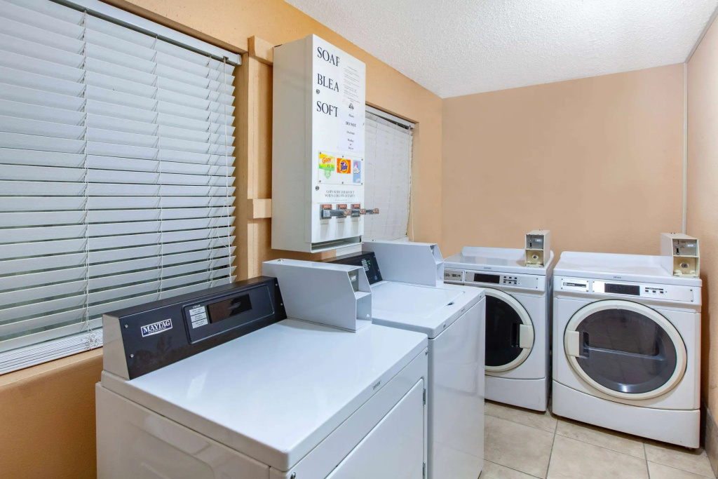 Days Inn & Suites by Wyndham Webster NASA-ClearLake-Houston