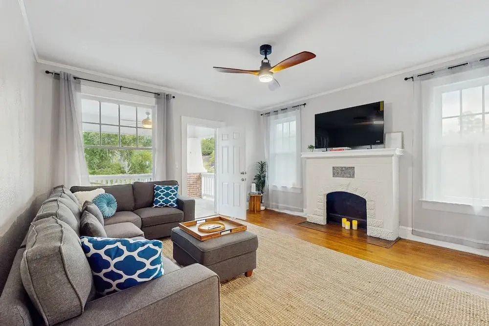 Spacious Duplex With Private Balcony, Washer & Dryer, and Wifi
