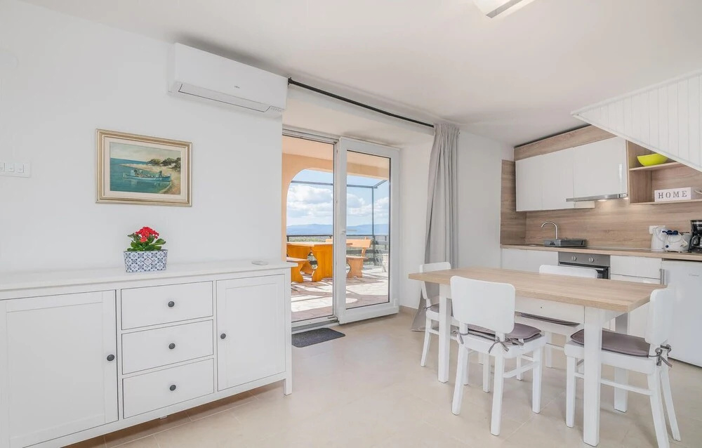 2 Bedroom Cozy Home In Dobrinj