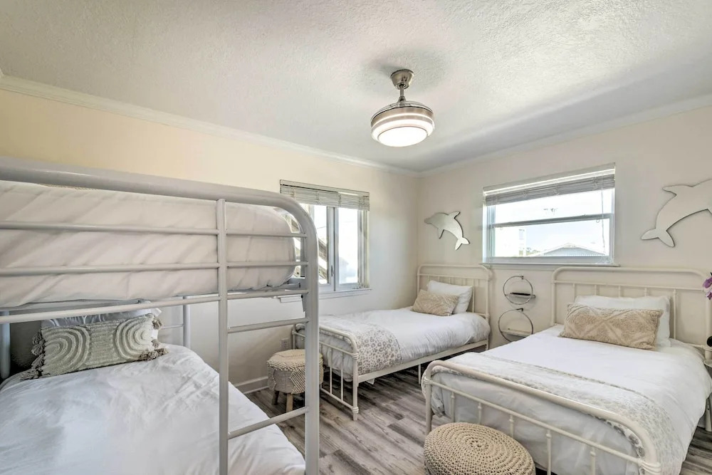 Chic Gulf Shores Condo w/ Pool & Beach Access